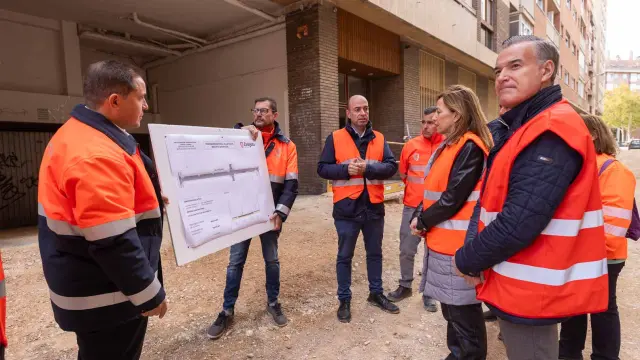 La alcaldesa de Zaragoza, Natalia Chueca, ha visitado este martes las obras de la calle de Belchite.