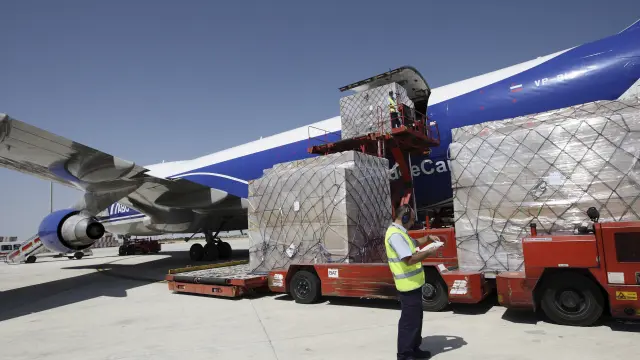 Descarga de un avión de mercancías en el aeropuerto de Zaragoza.