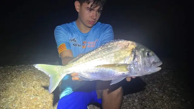 Pedrito Romero, con una dorada capturada en una pesca nocturna.