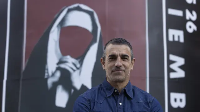 Víctor Jiménez, coreógrafo y director de LaMov, ante un cartel del 'Don Juan'.
