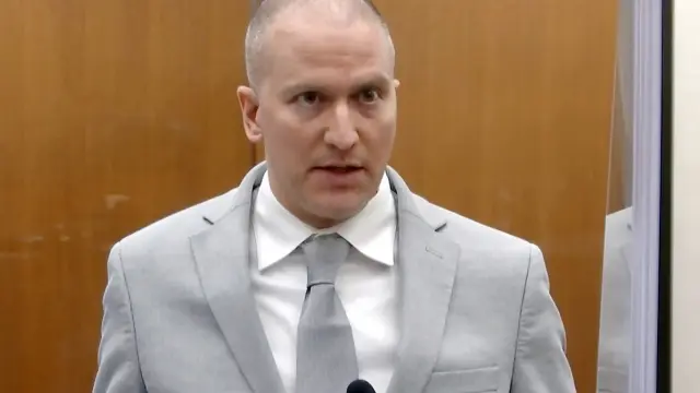En esta imagen tomada de un vídeo aparece el expolicía de Minneapolis Derek Chauvin, a su llegada a los juzgados en junio de 2021. Fue condenado por matar a George Floyd