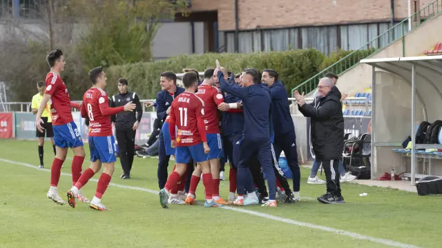 Los jugadores del Teruel celebran el gol anotado ante el Sabadell.