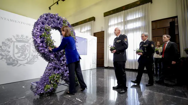 Un crespón morado recordaba el viernes en el Ayuntamiento de Zaragoza a las mujeres víctimas de violencia de género.