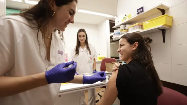 Estudiantes de Ciencias de la Salud se han vacunado este martes contra la gripe en el Hospital Clínico.