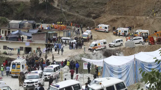Ambulancias esperan en India a los trabajadores atrapados