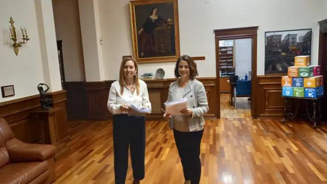 La alcaldesa, Emma Buj –derecha–, y la concejala Carmen Romero, con el borrador de los presupuestos.