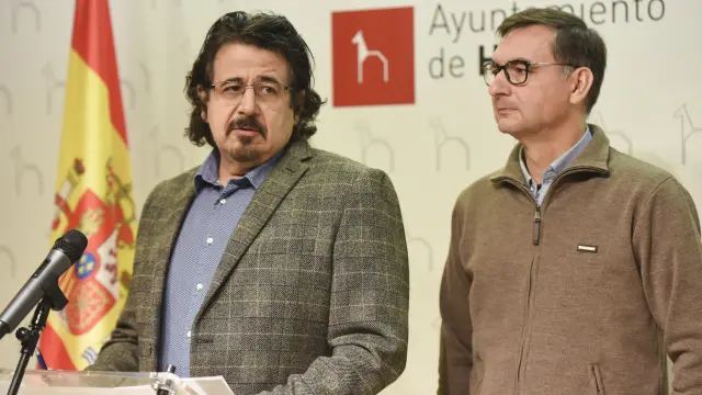 José Luis Rubió, a la izquierda, y Fermín Civiac este martes en el Ayuntamiento de Huesca.