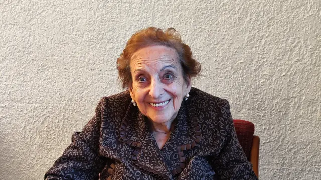 Maruja Collados, hijarana de 99 años y matriarca de las letras aragonesas, no pierde la sonrisa ni la alegría de vivir.