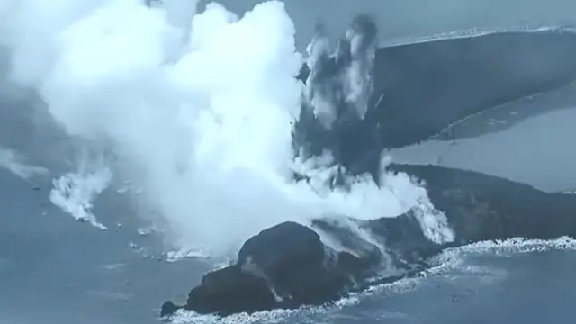 La nueva isla de Iwojima formada por la erupción volcánica