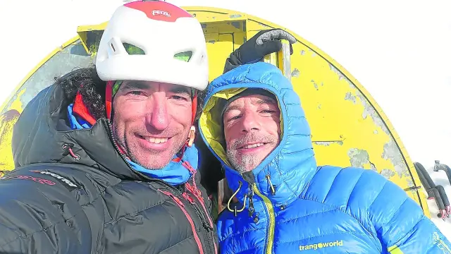 Santi Padrós y Dani Ascaso, en el vivac de la cumbre del Piz Badile.