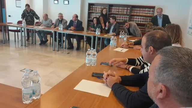 Ángel Samper -tercero por la izquierda-, se ha reunido con los responsables de las oficinas comarcales agroambientales de la provincia de Teruel.
