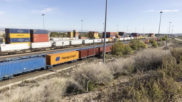 Un tren cargado de contenedores sale de la terminal de mercancías operativa en Plaza.