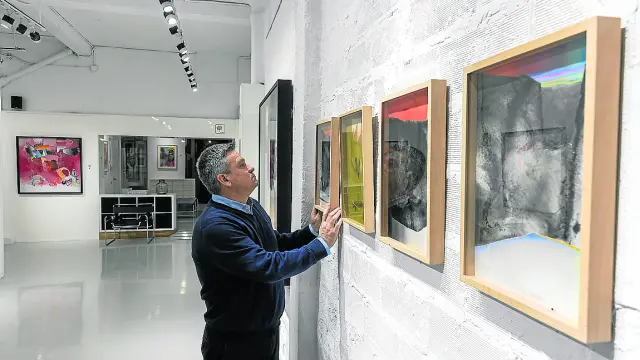 Miguel Pérez admira una obra de Garcinuño en Kafell.