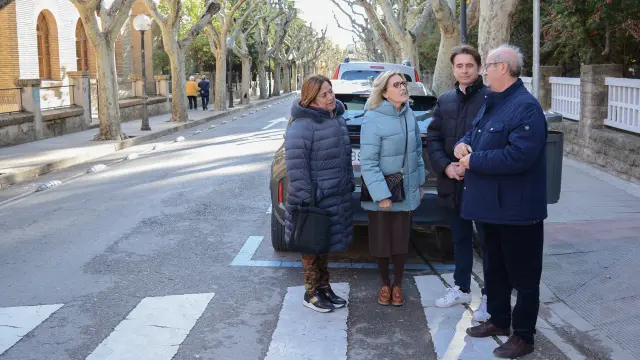 Concejales del grupo socialista del Ayuntamiento de Huesca en la calle del Parque este martes.