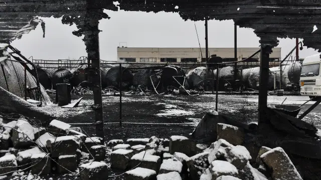 Una vista muestra un depósito de petróleo afectado por recientes bombardeos durante el conflicto entre Rusia y Ucrania en Donetsk