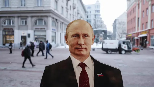 Un recorte de cartón del presidente ruso Vladimir Putin en exhibición fuera de una tienda de regalos en el centro de Moscú