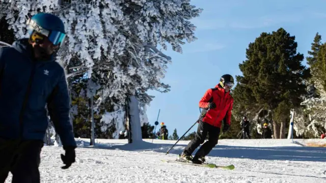 Valdelinares estrena la temporada de esquí en Aragón.