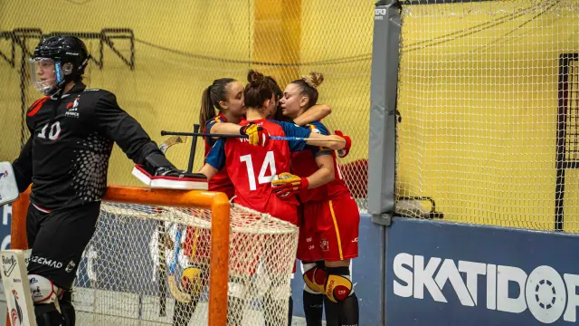 Varias jugadoras de la selección española celebran uno de los goles