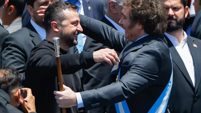 El abrazo entre Zelenski y Milei, en la investidura del presidente argentino.