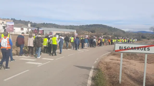 Los participantes en la concentración han portado los chalecos amarillos al salir a la carretera.