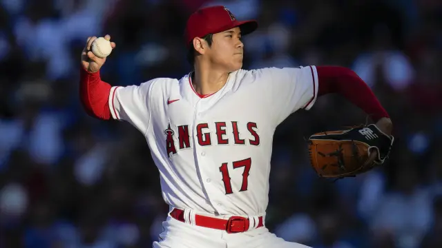 Shohei Ohtani lanza durante un partido de béisbol contra los Dodgers de Los Ángeles en Anaheim, California, el 21 de junio de 2023