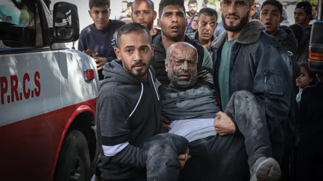 Varios hombres trasladan a un herido en Gaza