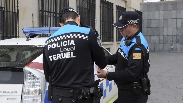 Dos agentes de la Policía Local de Teruel en una foto de archivo