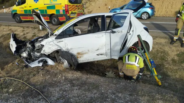 En la foto, dos de los coches implicados en el accidente múltiple, que ha ocurrido en la N-232 junto a la ermita de Valdealgorfa.