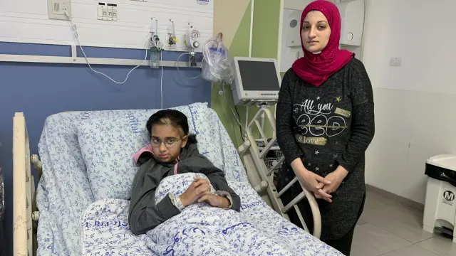 JERUSALÉN, 12/12/2023.- Amina Sabagh y su madre, Iman, en el hospital Augusta Victoria, donde Amina está haciendo tratamiento de cáncer por un tumor cerebral. Tras iniciar la guerra con Hamás en Gaza, Israel revocó el permiso de estancia de miles de gazatíes. Muchos fueron detenidos, otros mandados a Cisjordania o devueltos a la Franja, y solo unas decenas -en general enfermos de cáncer- siguen en un hospital de Jerusalén Este pese a la presión israelí.EFE/ Joan Mas Autonell