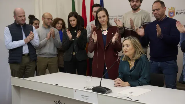La alcaldesa de Pamplona, Cristina Ibarrola, durante la rueda de prensa en el Ayuntamiento de Pamplona tras la moción de censura