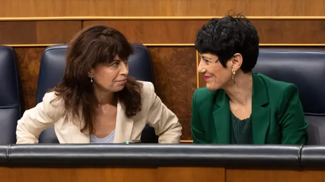 La ministra de Igualdad, Ana Redondo (i) y la ministra de Seguridad Social y Migraciones, Elma Saiz (d), durante una sesión de control al Gobierno, en el Congreso de los Diputados, a 13 de diciembre de 2023, en Madrid