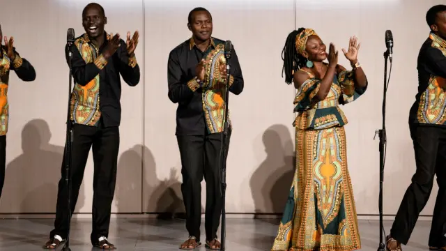 Un grupo de cantantes ugandeses actúan en favor de la ONG 'Música para salvar vidas'.