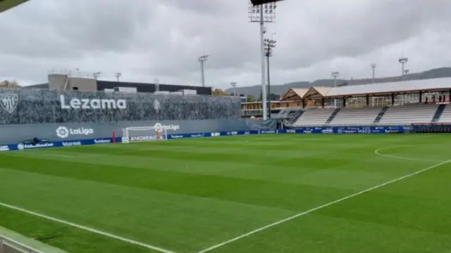En este campo de la Ciudad Deportiva de Lezama de Bilbao jugará el Real Zaragoza este domingo su partido de liga ante el Amorebieta, que ejerce ahí de local.