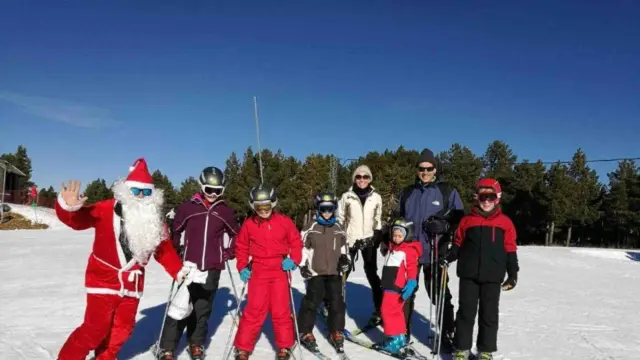 Papá Noel en una visita a las estaciones de esquí de Formigal y Panticosa