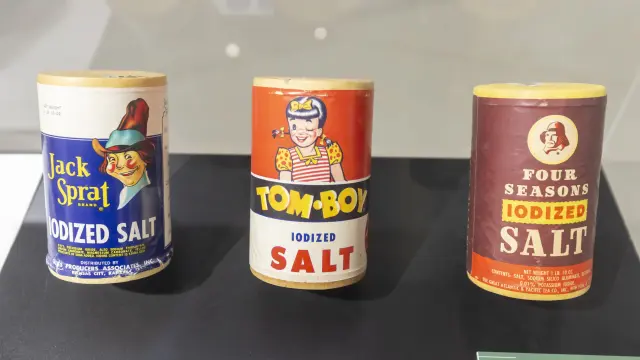 Botes de sal yodada comercializados por tres marcas estadounidenses