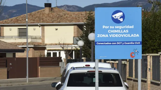 Un cartel avisa de las cámaras situadas en la travesía de Chimillas.