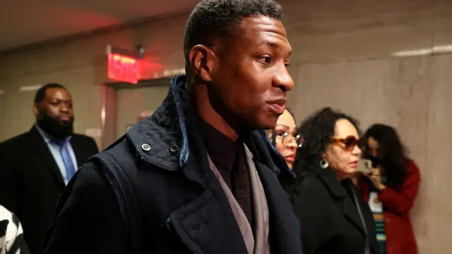 Actor Jonathan Majors arrives with Meagan Good for the jury selection in his assault and harassment case at Manhattan Criminal Court in New York City, U.S., December 18, 2023. REUTERS/Shannon Stapleton [[[REUTERS VOCENTO]]]