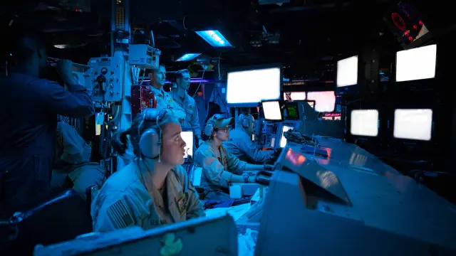 October 19, 2023 - Red Sea - Sailors assigned to the Arleigh Burke-class guided-missile destroyer USS Carney (DDG 64) stand watch in the ships Combat Information Center during an operation to defeat a combination of Houthi missiles and unmanned aerial vehicles, Oct. 19. Carney is deployed to the U.S. 5th Fleet area of operations to help ensure maritime security and stability in the Middle East region... (Foto de ARCHIVO)..19/10/2023 [[[EP]]]