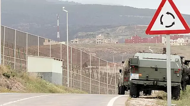 Un camión del Ejército español en las inmediaciones de la frontera de Melilla