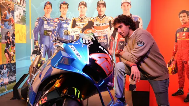 El piloto español de MotoGP Álex Rins en su visita a MEGA en A Coruña, posando con su Suzuki.