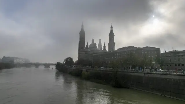 Día de niebla en Zaragoza.
