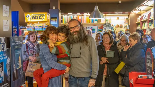 Irene Vallejo, su hijo Pedro y el librero Eugenio Ramo, ayer, en la libreríaSantos Ochoa de Alcañiz. S. O.