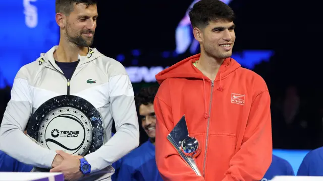 Carlos Alcaraz remonta a Novak Djokovic en su exhibición de Riad