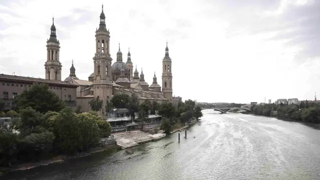 El río Ebro a su paso por Zaragoza y vista de la Basílica del Pilar.