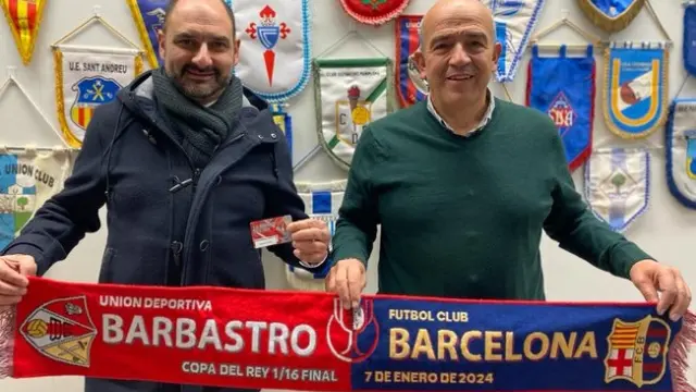 Fernando Torres, alcalde de Barbastro, y Rafael Torres, presidente del Barbastro, muestran el carné de socio.