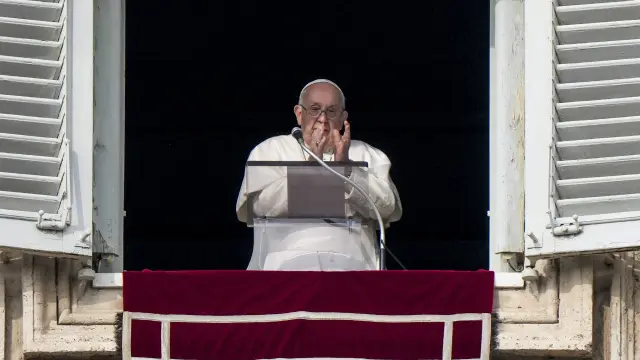 El papa Francisco desde una ventana del Vaticano