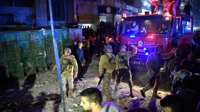 Soldados libaneses caminan en el lugar de una explosión en el distrito sur de Dahiyeh, Beirut