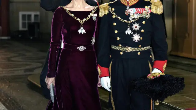 Copenhagen (Denmark), 01/01/2024.- Denmark's Crown Prince Frederik and Crown Princess Mary arrive for the New Year's banquet at Amalienborg Castle in Copenhagen, Denmark, 01 January 2024 (issued 02 January 2024). Queen Margrethe II, 83, who has reigned for 52 years, on 31 December 2023 announced that she would step down as regent on 14 January 2024, the 52nd anniversary of her accession to the throne. Her son, Crown Prince Frederik, will take over the throne as King Frederik X. (Dinamarca, Copenhague) EFE/EPA/KELD NAVNTOFT DENMARK OUT