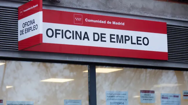 Un cartel de una oficina del SEPE de la calle, a 3 de enero de 2023, en Madrid (España). El paro registrado en las oficinas de los servicios públicos de empleo registró en 2023 un descenso de 130.197 personas (-4,6%), hasta un total de 2.707.456 desempleados, la menor cifra en un cierre de año desde el ejercicio 2007, ha informado este miércoles el Ministerio de Trabajo y Economía Social. El Ministerio ha informado además, de que el gasto en prestaciones por desempleo alcanzó en noviembre de 2023 (último dato disponible) la cifra de 1.904 millones de euros, un 9,2% más que en igual mes de 2022. Los mayores de 25 años y las mujeres concentran en mayor medida el descenso del desempleo y los temporales marcan mínimo histórico..03 ENERO 2024;OFICINA;SEPE;TRABAJO;PARO;PÚBLICO;MINISTERIO;..Eduardo Parra / Europa Press..03/01/2024 [[[EP]]]