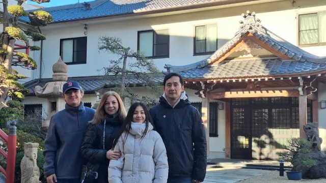Natalia Yagüe con su familia en Kobe (Japón) ayer por la tarde.